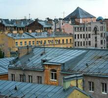 stadsgezicht, visie van de op het dak naar tne oud stad gebouwen Aan een bewolkt dag in heilige petersburg foto