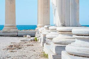 fragment van de zuilengalerij van de vernietigd tempel van Apollo in kant Aan de achtergrond van de zee foto