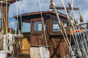 fragment van de tuigage van een houten het zeilen schip detailopname foto