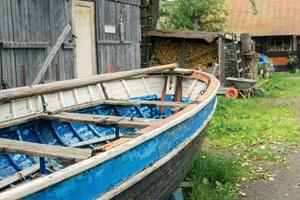 oud houten boot Aan de kust in een kust dorp foto