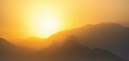 natuurlijk landschap - nevelig bergen Bij zonsondergang foto