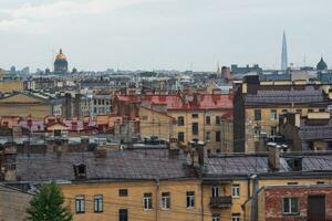 top visie van de stad daken in de historisch centrum van heilige petersburg foto