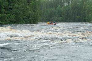 team Aan een vlot passeert de stroomversnellingen Aan de shuya rivier- foto