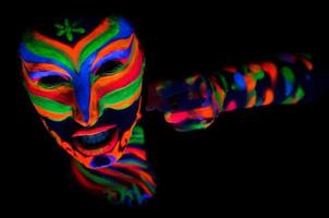 vrouw met make-up kunst van gloeiend uv fluorescerend poeder foto