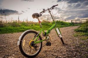 fietsen geparkeerd op een onverharde weg tijdens zonsondergang foto