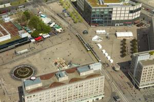 luchtfoto van het openbare plein alexanderplatz in berlijn foto