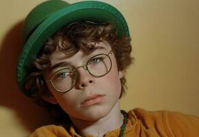 ai gegenereerd groen st Patrick dag Grieks jongen met bril en groen hoed foto