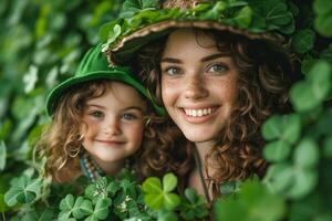 ai gegenereerd vrouw met weinig kind in klaver elf van Ierse folklore hoed lachend, omringd door groen bladeren foto