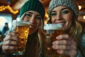 ai gegenereerd twee Dames vervelend elf van Ierse folklore hoeden Holding bier foto