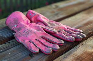 ai gegenereerd omkeerbaar roze tuinieren handschoenen en tang Aan houten tafel met hout achtergrond foto