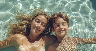 ai gegenereerd een jong moeder en zoon kom tot rust Aan de oppervlakte van een zwembad foto