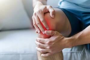 ai gegenereerd knie gewricht pijn in Kaukasisch Mens. concept van artrose, reumatoïde artritis of ligament letsel foto