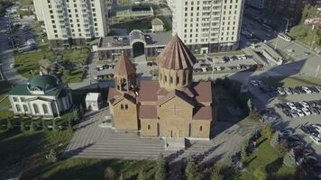 top visie van de stad kerk. video. modern kerk in de stad in de buurt woon- gebouwen foto