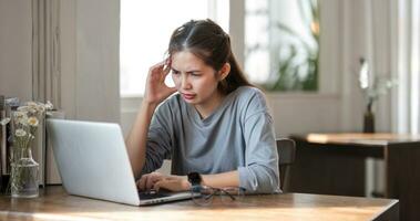 jong tiener Aziatisch vrouw bereiden aan het leren studie luister van online klasse video telefoontje zoom google ontmoeten meningsverschil, Aziatisch vrouw benadrukt over aan het leren aan het studeren bezorgdheid nerveus serieus angstig foto