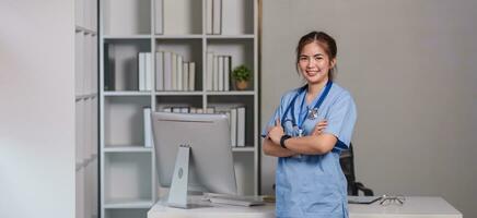 een dokter staand met zijn armen gekruiste Holding een stethoscoop, een dokter van de ziekenhuis. medisch personeel mensen. team van dokter en verpleegster in ziekenhuis. concept van medisch en gezondheidszorg bedrijf. foto