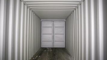 groot metalen wit deur en wit metaal gegolfd passage met houten vloer. voorraad filmmateriaal. detailopname visie foto