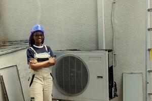 portret van vrolijk deskundig professioneel trots van werk gedaan, staand in voorkant van gemaakt hvac systeem. specialist gecontracteerd door cliënt gelukkig met glad onderhoud van intern condensor onderdelen foto