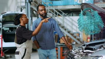 getraind militair in reparatie winkel gebruik makend van holografische uitgebreid realiteit naar tonen vrouw defecte componenten binnen auto. gekruid garage professioneel gebruik makend van Geavanceerd ar software naar project voertuig onderdelen foto