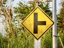 verkeer weg tekens, voorzichtigheid geel weg tekens pijlen, beurt Rechtsaf pijl naar de Rechtsaf verder geel diamant teken weg, weg pijlen teken symbool knop transparant achtergrond foto