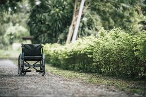 lege rolstoel geparkeerd in park, zorgconcept. foto