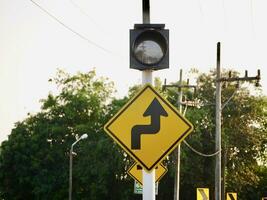 verkeer weg tekens, voorzichtigheid geel weg tekens pijlen, beurt Rechtsaf pijl naar de Rechtsaf verder geel diamant teken weg, weg pijlen teken symbool knop transparant achtergrond foto