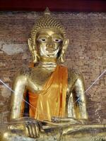 gouden Boeddha standbeelden, Boeddha standbeeld Bij de oude tempel, vredig beeld van een Boeddha standbeeld, oude Boeddha standbeelden zuiden oosten- Azië, tempel wat chedi luang oude ruïnes Chiang saen, Chiang rai foto