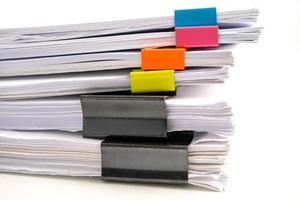 stapel papieren rapportbestanden in zakelijke kantoorclips.