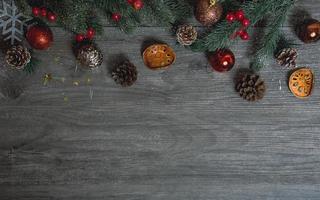 Kerst geschenkdoos decoratie op houten tafel achtergrond. ruimte kopiëren. foto