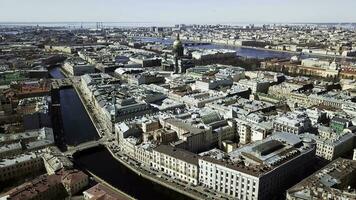 top visie van oud stad- staand Aan rivier. mooi stad met oud gebouwen en huizen staand Bij rivier- kanalen voorbijgaan door stad foto