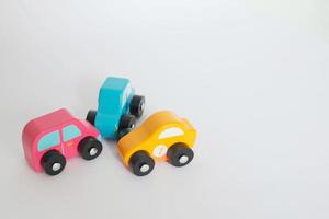 drie kleurrijke speelgoedauto's betrokken bij een auto-ongeluk. witte achtergrond foto