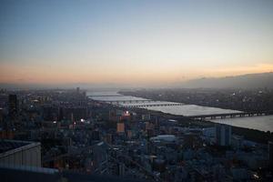 osaka bij nacht. uitzicht vanaf het terras van umeda sky building. osaka, japan foto
