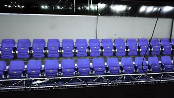 rij van blauw leeg staat Bij hockey stadion. voorraad filmmateriaal. verheven en leeg blauw stoelen van staat. Gesloten seizoen van sport- spellen foto