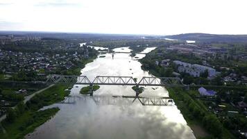 mooi visie van de helikopter. klem. visie van de rivier- over- welke Daar zijn bruggen , De volgende naar de rivier- Daar zijn woon- gebouwen, groen bergen en een helder wit lucht zijn zichtbaar foto