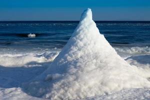 zeelandschap met uitzicht op de ijzige kust in de winter foto