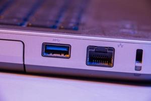 close-up van ethernetkabel en usb-poorten in een laptop foto