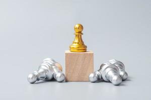 gouden schaakpionfiguur onderscheidt zich van de menigte van vijand of vijand. strategie, succes, management, bedrijfsplanning, disruptie, win en leiderschapsconcept foto