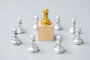 gouden schaakpionstukken of leiderzakenman met cirkel van zilveren mannen. overwinning, leiderschap, zakelijk succes, team en teamwork concept