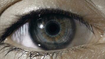 technologisch lens Aan de oog. de concept van toekomst technologieën. vrouw oog met futuristische lens, macro foto