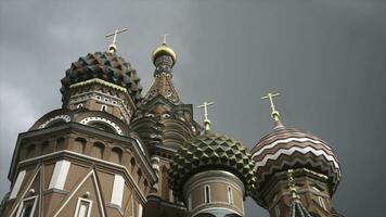 visie van hieronder van de heilige basilicum kathedraal met veelkleurig koepels en gouden kruisen staand in de centrum van Moskou Aan een rood vierkant. actie. Russisch oriëntatiepunten foto