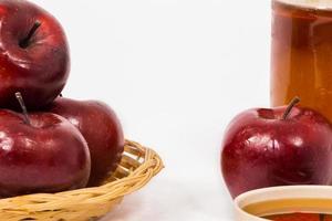stapel appels en rode appel en pot honing kom met honing geïsoleerd op een witte achtergrond