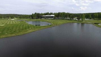 zonne- golf kar met wolken Aan blauw lucht en Woud meer golf club, antenne foto