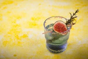 Purper fig cocktail of mocktail in glas foto