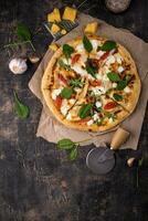 Italiaans pizza met feta kaas, tomaat en basilicum foto