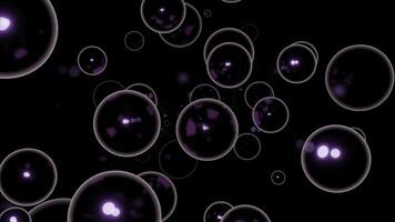 zeep bubbels drijvend Aan een zwart achtergrond. ontwerp. dezelfde grootte bolvormig silhouetten vliegend in de dezelfde richting. foto