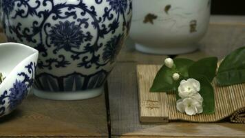 gereedschap voor de thee ceremonie. detailopname tafel voor de thee ceremonie, gereedschap en accessoires foto