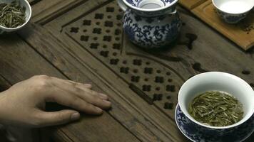 Chinese thee ceremonie is uitgevoerd door thee meester. Chinese thee ceremonie. vrouw handen gieten thee in cups foto