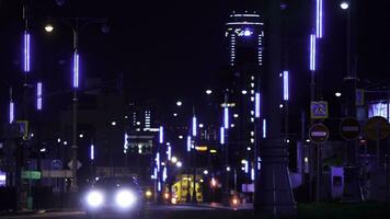 de straat van de nacht stad Jekaterinenburg, helder lichten van gebouwen en visotski wolkenkrabber. voorraad filmmateriaal. veel auto's het rijden Bij nacht. foto