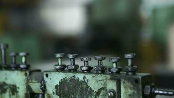 detailopname van oud industrieel machines in verlaten werkplek. industrieel werkplaats. foto