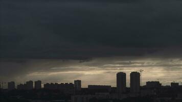 storm over- de stad van ekaterinburg. bewolkt weer in de stad foto