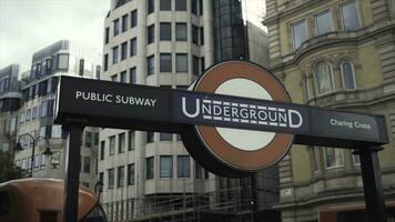 detailopname van de modern logo van de Londen vervoer ondergronds spoorweg Bij de trafalgar plein naar charing kruis. actie. beroemd Engeland oriëntatiepunten foto